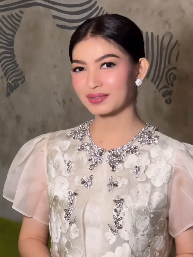 Selvi Ananda dengan Riasan Wajah Serba Pink. [@antoniusanungmakeup]