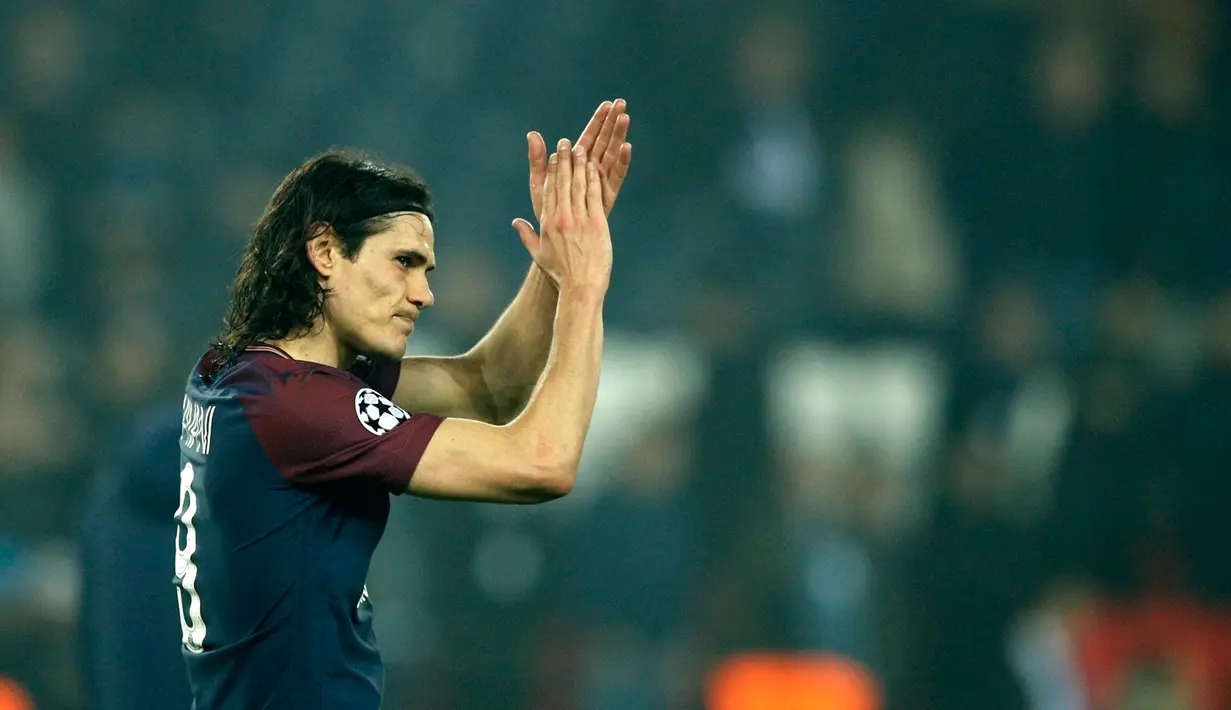 Pemain Paris Saint-Germain (PSG), Edinson Cavani melambaikan tangan kepada penggemarnya setelah bertanding melawan Real Madrid di Stadion Parc des Princes, Paris, Prancis, Selasa (6/3). Real Madrid melenggang ke perempat final. (AP Photo/Francois Mori)