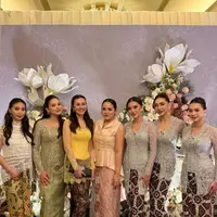 Istri Al Ghazali itu tampak menghadiri acara pernikahan sahabatnya meski baru dua minggu melahirkan buah hati pertamanya, Baby Soleil. [@alyssa.daguise].