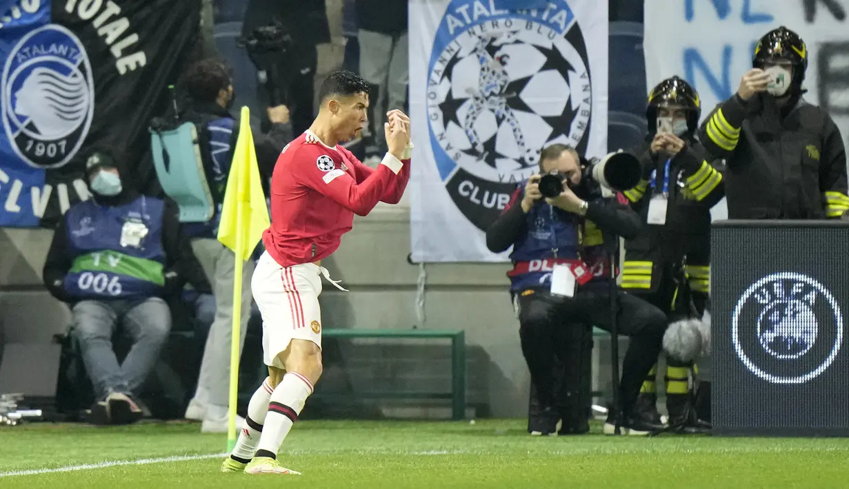 Cristiano Ronaldo. Striker yang kembali memperkuat Manchester United ini total membuat 38 kali braces dalam 180 laga di Liga Champions bersama Manchester United, Real Madrid dan Juventus. Braces teranyarnya dibuat saat Setan Merah bermain imbang 2-2 dengan Atalanta, 2 November 2021. (AP/Luca Bruno)