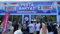 Ribuan pendukung Prabowo-Gibran mulai memadati kawasan Stadion GBK, Senayan, Jakarta, Sabtu (10/2/2024) untuk menghadiri kampanye akbar terakhir bertajuk 'Pesta Rakyat untuk Indonesia Maju'. (Merdeka.com)