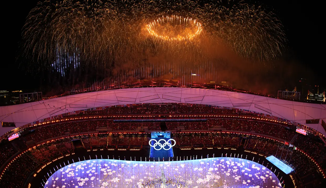 Kembang api menerangi langit di atas Stadion Olimpiade selama upacara penutupan Olimpiade Musim Dingin 2022, di Stadion Nasional, Beijing, China, Minggu (20/2/2022). (AP Photo/Jeff Roberson)