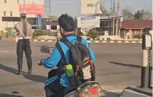 Anak Sekolah Tak Pakai Helm Berhenti di Lampu Merah, Di Depan Ada Polisi Bikin Deg-degan Endingnya Tak Terduga