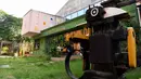 Orang-orang menikmati waktu luang di sebuah kafe di distrik seni Sungai Yangtze 180 di Hefei, Provinsi Anhui, China, 4 Agustus 2020. Kawasan industri budaya dan kreatif yang bertransformasi dari pabrik industri tua ini kini menyediakan ruang kantor kreatif serta tujuan rekreasi. (Xinhua/Xie Chen)