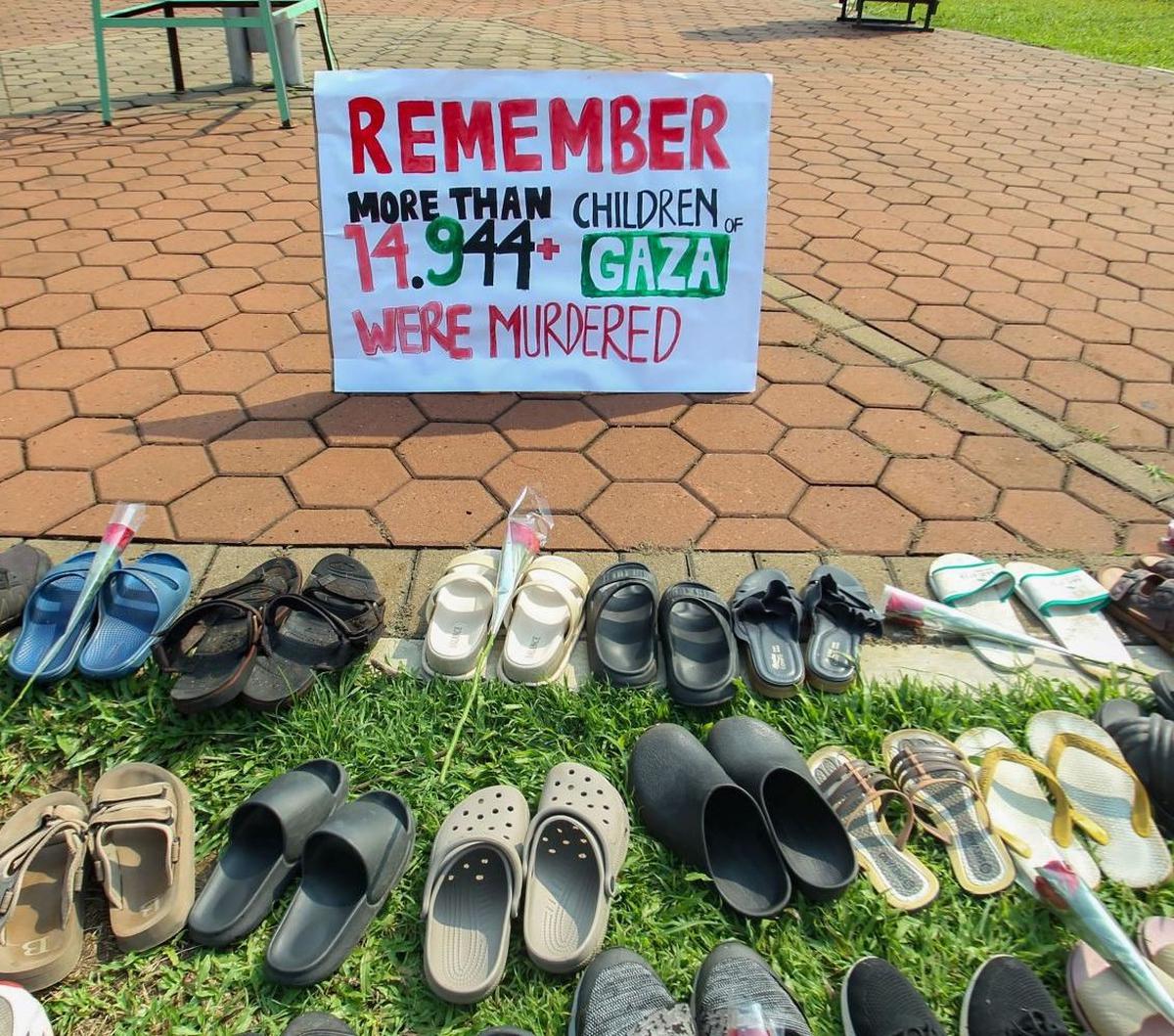 Sebuah poster memperlihatkan jumlah korban anak-anak yang tewas, hampir di angka 15.000 jiwa saat aksi menentang agresi Israel ke Palestina di Kampus IPB Darmaga, Bogor, Kamis (09/05/2024).&nbsp;Foto: merdeka.com / Arie Basuki