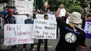 Massa dari Persaudaraan Korban Napza Indonesia menggelar aksi simpatik di depan Kedubes Filipina, Jakarta, Selasa (11/10). Mereka mengecam sikap Presiden Filipina, Duterte yang main hakim sendiri terhadap pengguna narkoba. (Liputan6.com/Faizal Fanani)