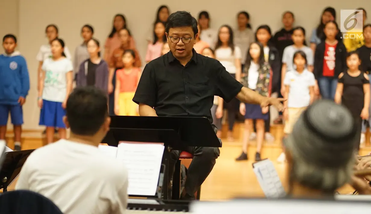 Konduktor Avip Priatna melakukan latihan jelang seri konser ke-10 The Resonanz Music Studio di Balai Resital Kertanegara, Jakarta, Kamis (22/8/2019). Konser Simfoni untuk Bangsa 2019 bertema ‘Mengenang 60 Tahun Elfa Secioria’ itu akan diselenggarakan pada 25 Agustus. (Liputan6.com/Immanuel Antonius)