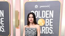 Ana de Armas berpose saat menghadiri Penghargaan Golden Globe Tahunan ke-80 di The Beverly Hilton di Beverly Hills, California (10/1/2023). Rambut pirangnya jatuh tepat di bawah bahunya. sambil mengenakan aksesori dengan gelang bertatahkan berlian. (Jon Kopaloff/Getty Images/AFP)