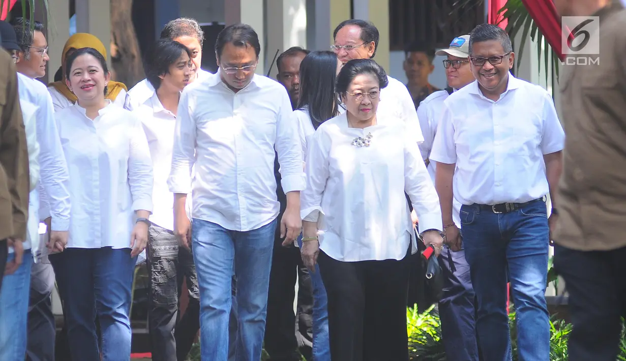 Ketum PDIP yang juga Presiden kelima RI Megawati Soekarnoputri bersama putrinya Puan Maharani (kiri) dan putranya Muhammad Prananda Prabowo (kedua kiri) berjalan dari kediamannya untuk menggunakan hak pilihnya pada Pemilu 2019 di TPS 62, Kebagusan, Jakarta, Rabu (17/4). (Liputan6.com/Angga Yuniar)