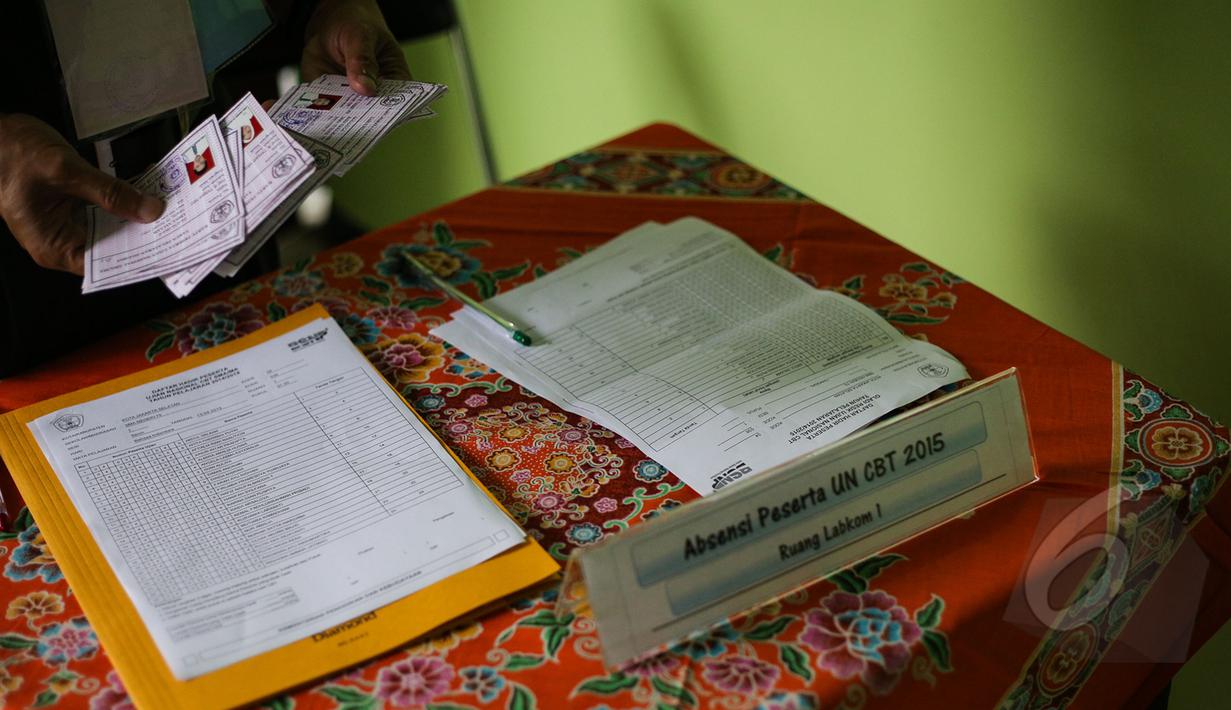 Tampak daftar hadir peserta ujian nasional (UN) 2015 di SMA 70, Jakarta, Senin (13/4/2015). Sebanyak 585 dari 70 ribu sekolah menjadi percontohan menjalankan ujian nasional berbasis komputer di seluruh Indonesia.  (Liputan6.com/Faizal Fanani)