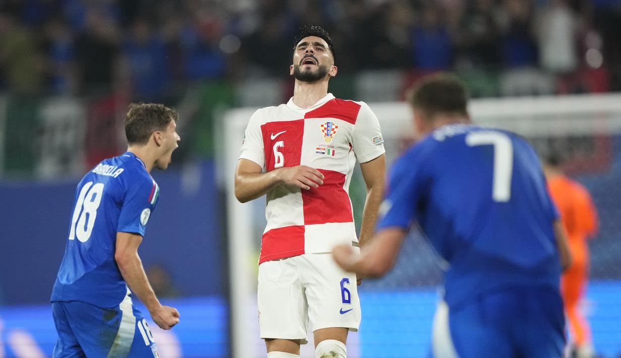 Hasil ini membuat Italia menemani Spanyol lolos langsung ke babak 16 besar Euro 2024. Sementara Kroasia finis di peringkat ketiga Grup B. (AP Photo/Ebrahim Noroozi)