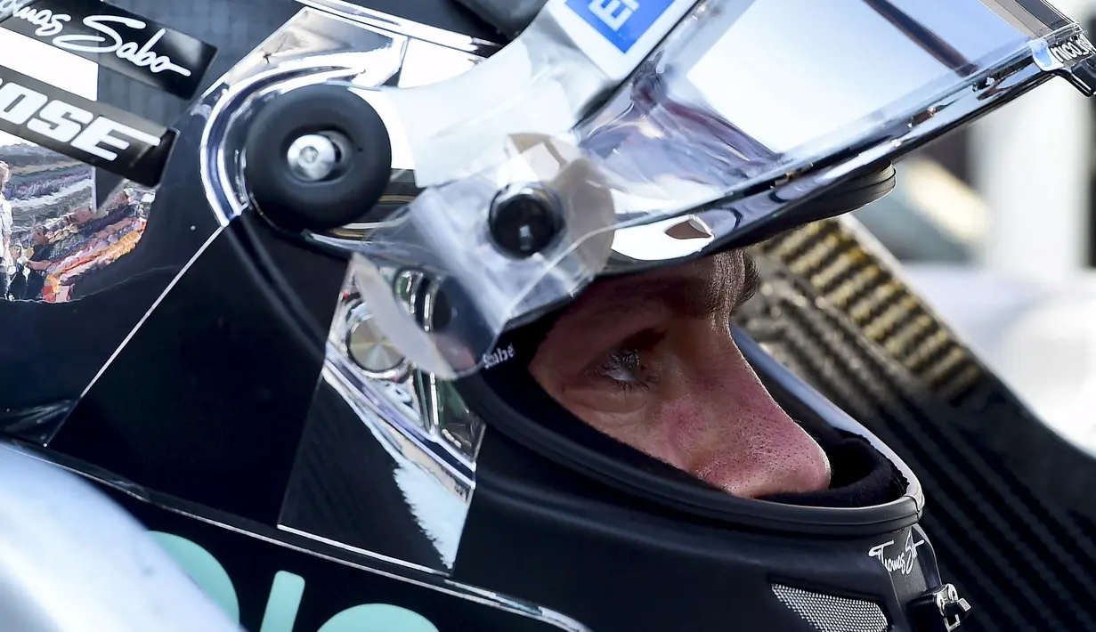 Nico Rosberg saat di pit sebelum memulai balapan F1 GP Meksiko di Sirkuit Autodromo Hermanos Rodriguez, Senin (2/11/2015) dini hari WIB. (Reuters/Ronaldo Schemidt/Pool)