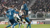 Striker Juventus, Gonzalo Higuain, menendang bola saat pertandingan melawan Real Madrid pada laga Liga Champions di Stadion Allianz, Selasa (3/4/2018). Juventus takluk 0-3 dari Real Madrid. (AP/Antonio Calanni)
