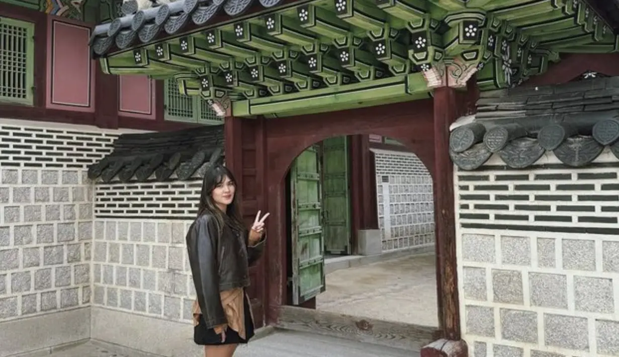 Raisa mengenakan jaket kulit dan sneakers, Gaya fashionnya begitu santai bagai remaja. [Foto: Raisa.dok]