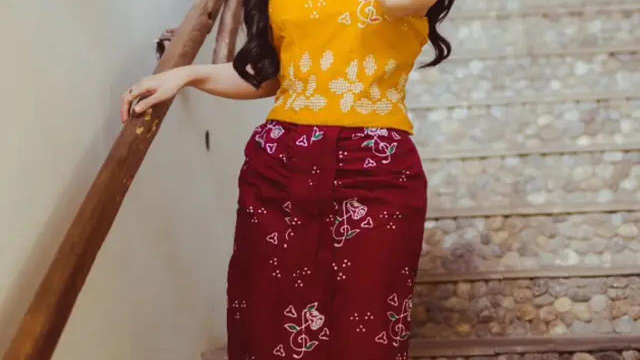 9 Gaya Fanny Soegi dengan Rok Batik, Anggun dan Kekinian