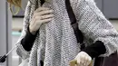 Cincin berlian nan berkilau tampak melingkar di jari kiri Rose Leslie yang diberikan oleh Kit Harington. Saat itu, aktris berusia 30 tahun sedang membawa barang-barangnya di bandara. (Doc. Ace Showbiz)