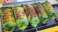Meski kerap disajikan pada hari-hari biasa, nasi bakar ini tetap diburu sebagai santapan untuk berbuka puasa. (Eka Hakim/Liputan6.com)