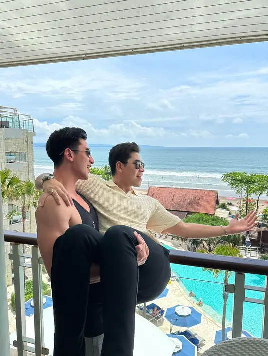 Begitu pula dengan Athalla Naufal yang justru terlihat lebih banyak menghabiskan waktu luang bareng sang kakak. Mengingat hubungan asmaranya dengan Shannon Wong terpaksa kandas. Verrell dan Athalla Naufal kerap menghabiskan waktu liburan bareng. (Liputan6.com/IG/@bramastavrl)