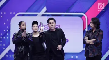 Band Armada memberi sambutan saat meraih penghargaan Group Band Paling Ngetop di ajang SCTV Music Awards 2018 di Studio Emtek, Jakarta, Selasa (27/4). (Liputan6.com/Faizal Fanani)