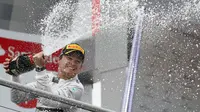 Selebrasi pembalap F1 dari tim Mercedes, Nico Rosberg, di podium utama GP Jerman di Sirkuit Hockenheim, (20/7/2014). (REUTERS/Michael Dalder) 