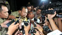 Wartawan langsung menyerbu Patrice Rio Capella usai diperiksa KPK, Jakarta, Jumat (16/10/2015). Patrice diperiksa selama 12 jam dan memilih bungkam kepada wartawan. (Liputan6.com/Helmi Afandi)