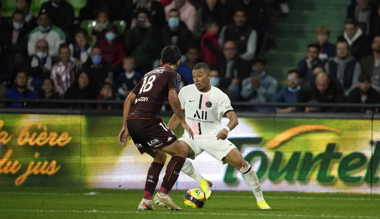 Bek Metz, Fabien Centonze berebut bola dengan penyerang Paris Saint-Germain (PSG), Kylian Mbappe pada laga pekan ketujuh Ligue 1 di Stadion Saint-Symphorien, Kamis (23/9/2021) dini hari WIB. PSG menang atas Metz dengan skor tipis 2-1 lewat gol telat Achraf Hakimi. (AP Photo/Christophe Ena)