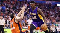 Los Angeles Lakers forward, Julius Randle #30 menggiring bola saat dihadang Oklahoma City Thunder center, Joffrey Lauvergne #77 pada lanjutan NBA basketball game di Oklahoma City, (30/10/2016). Oklahoma City menang 113-96. (AP/Alonzo Adams)