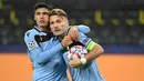 Striker Lazio, Ciro Immobile (kanan), melakukan selebrasi usai mencetak gol ke gawang Borussia Dortmund dalam laga lanjutan Liga Champions 2020/21 Grup F di Signal Iduna Park Stadium, Dortmund, Rabu (2/12/2020) waktu setempat. Lazio bermain imbang 1-1 dengan Dortmund. (AFP/Ina Fassbender)