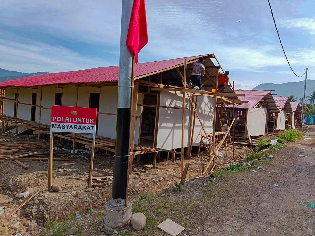 FOTO: Hunian Sementara Dibangun untuk Warga Terdampak Bencana di Pauh Padang