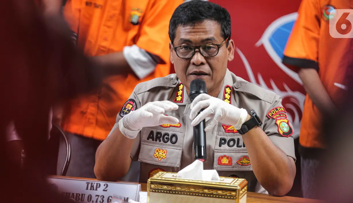Kabidhumas Polda Metro Jaya Kombes Pol Argo Yuwono memberikan keterangan dalam rilis narkoba di Jakarta, Senin (7/10/2019). Dalam kesempatan itu, polisi merilis kasus narkotika yang menjerat Septyan Arochman alias Daffa dengan barbuk satu bungkus sabu seberat 0,73 gram. (Liputan6.com/Faizal Fanani)