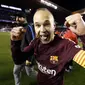 Andres Iniesta mengantarkan Barcelona meraih trofi La Liga 2017-18. (doc. Barcelona)