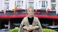 Gaya Serba Lokal Syahrini di Karpet Merah Festival Film Cannes 2025, Pakai Hiasan Kepala Unik dari Emas