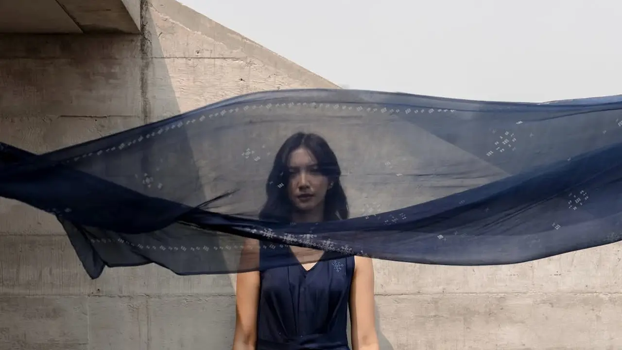 Di Balik Gaun Biru Ikonik Sheila Dara di Film Sore: Istri dari Masa Depan, Ternyata Ramah Lingkungan & Dibuat dari Fermentasi Daun Indigo