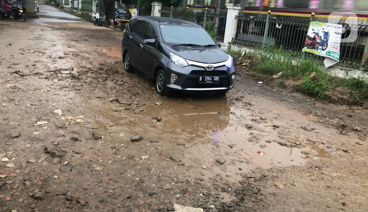 Kendaraan menghindari jalan yang rusak di Jalan Pertamina, Depok, Jawa Barat, Rabu (4/3/2020). Jalan yang telah rusak selama bertahun-tahun tersebut tidak juga diperbaiki sehingga mengganggu kenyamanan para pengguna jalan. (Liputan6.com/Immanuel Antonius)