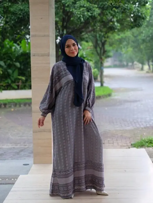 “Keluar sekali kali aja melepas kepenatan, untuk kerja , atau belanja lah sesekali. Juga untuk hal2 urgent lainnya ke dokter misalnya. Intinya : seminimal mungkin. Seminimal mungkin !" lanjut Meisya. (Instagram/meisya_siregar)