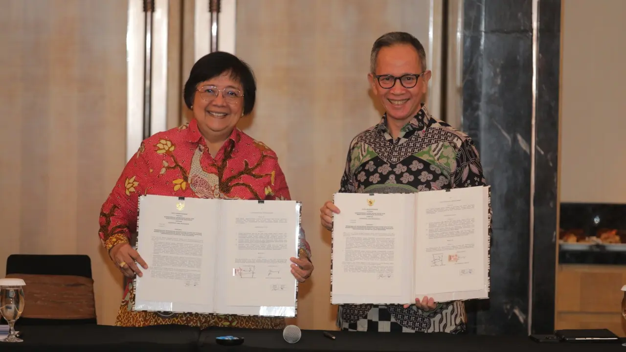Ketua Dewan Komisioner OJK Mahendra Siregar dan Menteri LHK Siti Nurbaya Bakar. Foto: OJK