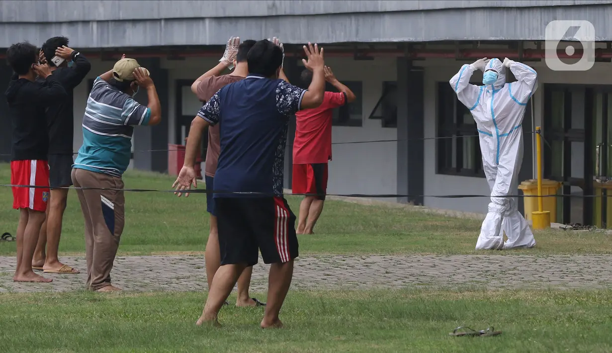 Sejumlah pasien berstatus orang tanpa gejala (OTG) senam bersama tim medis di Stadion Patriot Chandrabaga, Bekasi, Jawa Barat, Minggu (27/9/2020). Dari 28 pasien OTG, beberapa di antaranya mengikuti senam di arena stadion karena masih menunggi hasil pemeriksaan. (Liputan6.com/Herman Zakharia)
