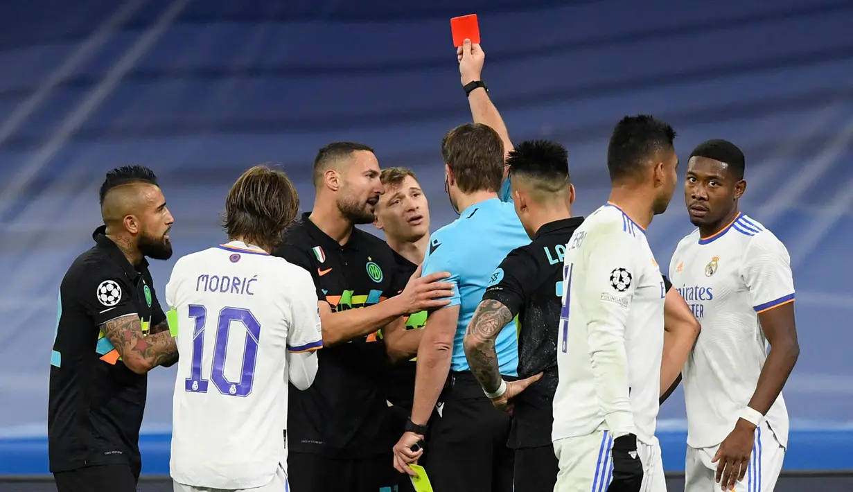 Inter Milan harus kehilangan Nicolo Barella pada menit ke-64. Ia diusir wasit usai menerima kartu merah langsung imbas pertikaiannya dengan Eder Militao. (AFP/Oscar Del Pozo)
