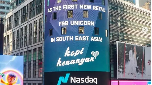 Billboard bertuliskan “Nasdaq Congratulates, Kopi Kenangan As The First New Retail F&B Unicorn in south east Asia!”.
