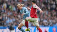 Erling Haaland mencoba melewati William Saliba dalam laga final Piala Liga Inggris antara Arsenal vs Manchester City di Wembley Stadium, 23 Maret 2026. (AP Photo/Maja Smiejkowska)