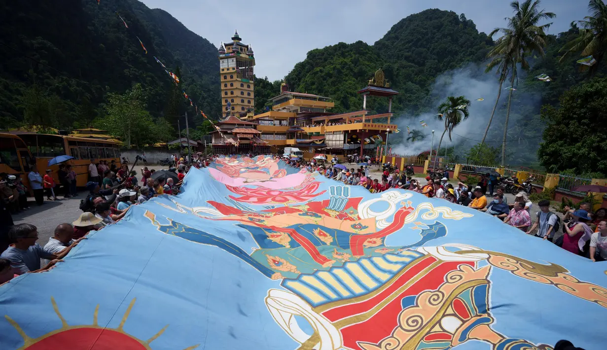 Thangka merupakan lukisan di atas sutra bersulam, biasanya menggambarkan makhluk suci Buddhis, peristiwa, atau mandala. (AP Photo/Vincent Thian)