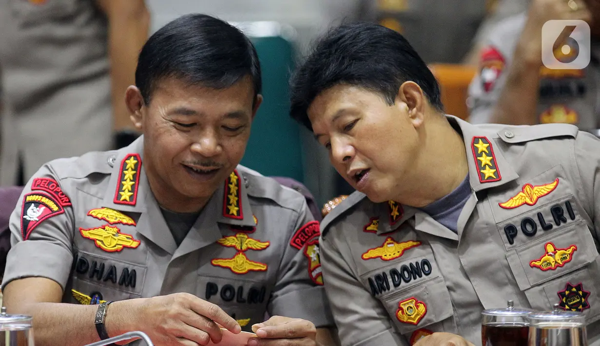 Kapolri Jenderal Polisi Idham Azis (kiri) berbincang dengan Wakapolri Komjen Ari Dono saat rapat kerja perdana dengan Komisi III DPR di Kompleks Parlemen, Jakarta, Rabu (20/11/2019). Rapat membahas anggaran, pengawasan, dan isu-isu terkini di Indonesia. (Liputan6.com/JohanTallo)