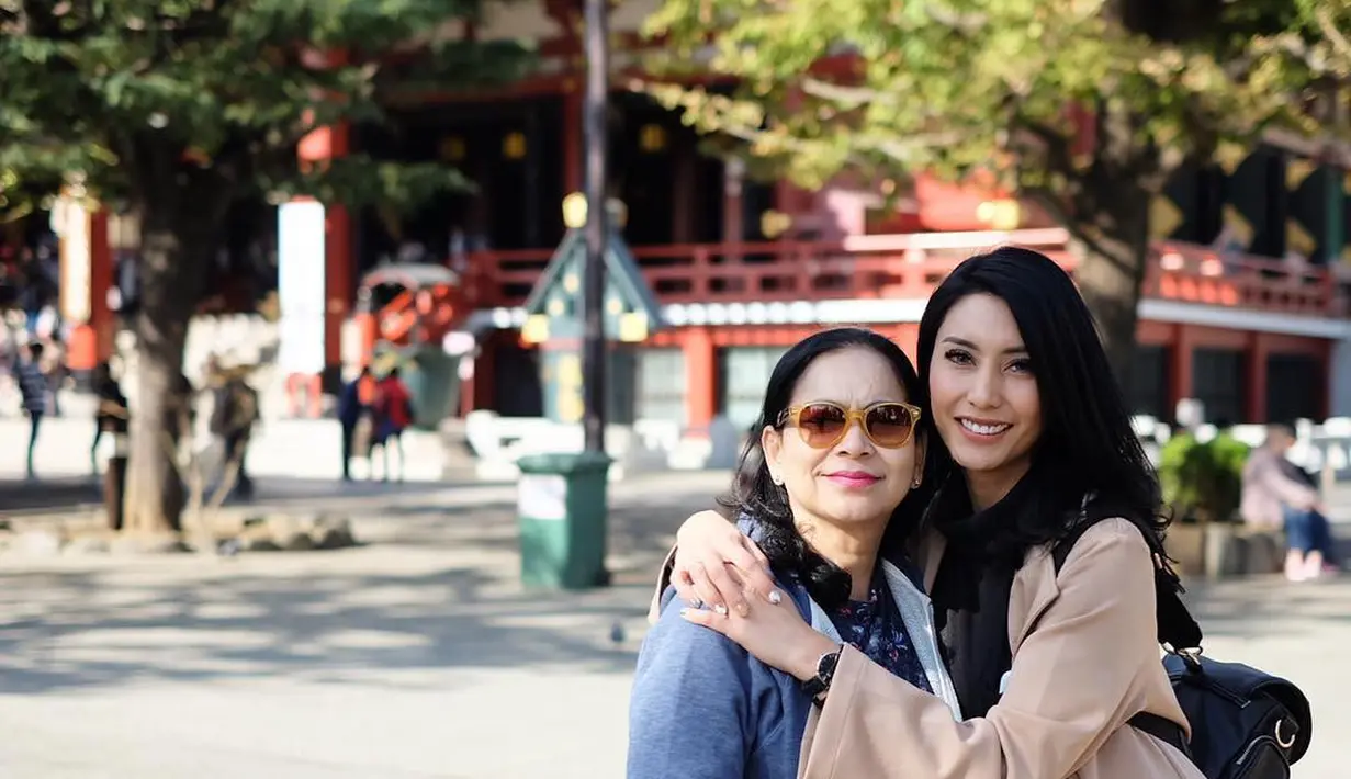 Semasa hidupnya, Tyas juga kerap menikmati liburan bersama sang mama ke beberapa negara. [Instagram/tyasmirasih]