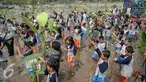 Sejumlah siswa siswi SDN Pluit 03 bersama PLN Jawa Bali dan Komunitas Mangrove menanam bibit mangrove di Pesisir Pantai Muara Karang, Jakarta, Kamis (29/10). Sebanyak 5.000 bibit baru ditanam untuk memperkuat ekosistem. (Liputan6.com/Faizal Fanani)