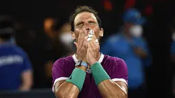 Rafael Nadal dari Spanyol berselebrasi usai mengalahkan Matteo Berrettini dari Italia pada semifinal tenis Australia Terbuka di Melbourne, Australia, Jumat (28/1/2022). Nadal tinggal selangkah lagi menorehkan rekor menjadi petenis dengan gelar Grand Slam terbanyak. (AP Photo/Tertius Pickard)