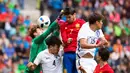 Duel antara pemain Spanyol dan Korea Selatan pada laga persahabatan di Red Bull Arena, Wals-Siezenheim, Austria, Rabu (1/6/2016). (EPA/Andreas Schaad)