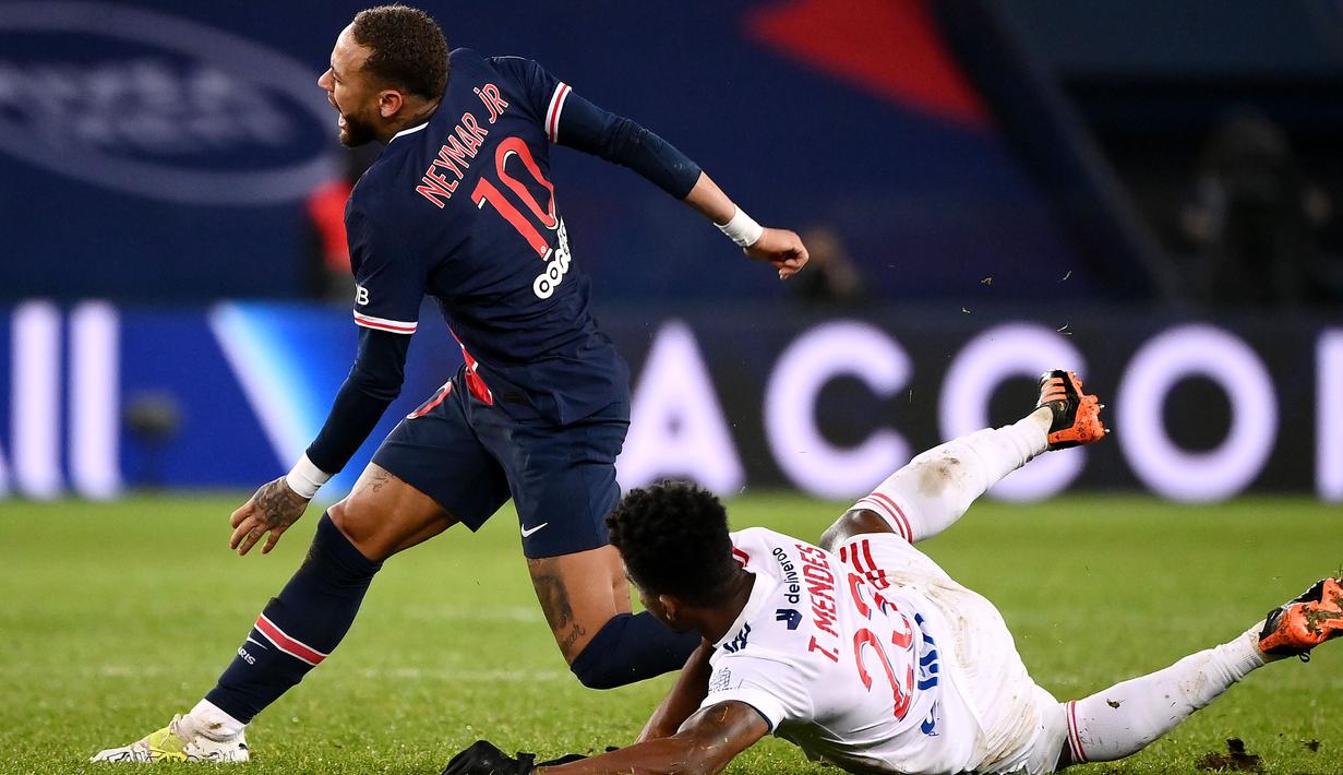 Mantan pemain Barcelona itu mendapat cedera serius di bagian pergelangan kaki usai mendapat tekel keras pemain Lyon, Thiago Mendes. (AFP/Frank Fife)