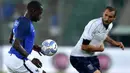Bek Italia, Giorgio Chiellini, berusaha menahan laju gelandang Prancis, Moussa Sissoko. Meski kalah penguasaan bola namun serangan tim Ayam Jago lebih efektif dibanding Azzurri. (AFP/Alberto Pizzoli)