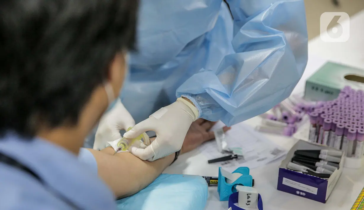 Petugas medis saat diperiksa dengan metode Tes serologi virus Corona COVID-19 di RS Siloam Kebon Jeruk, Jakarta, Selasa (11/8/2020). Cara mendeteksinya dilakukan dengan mengambil darah pasien dan dimasukkan ke tabung darah untuk diproses di laboratorium. (Liputan6.com/Faizal Fanani)