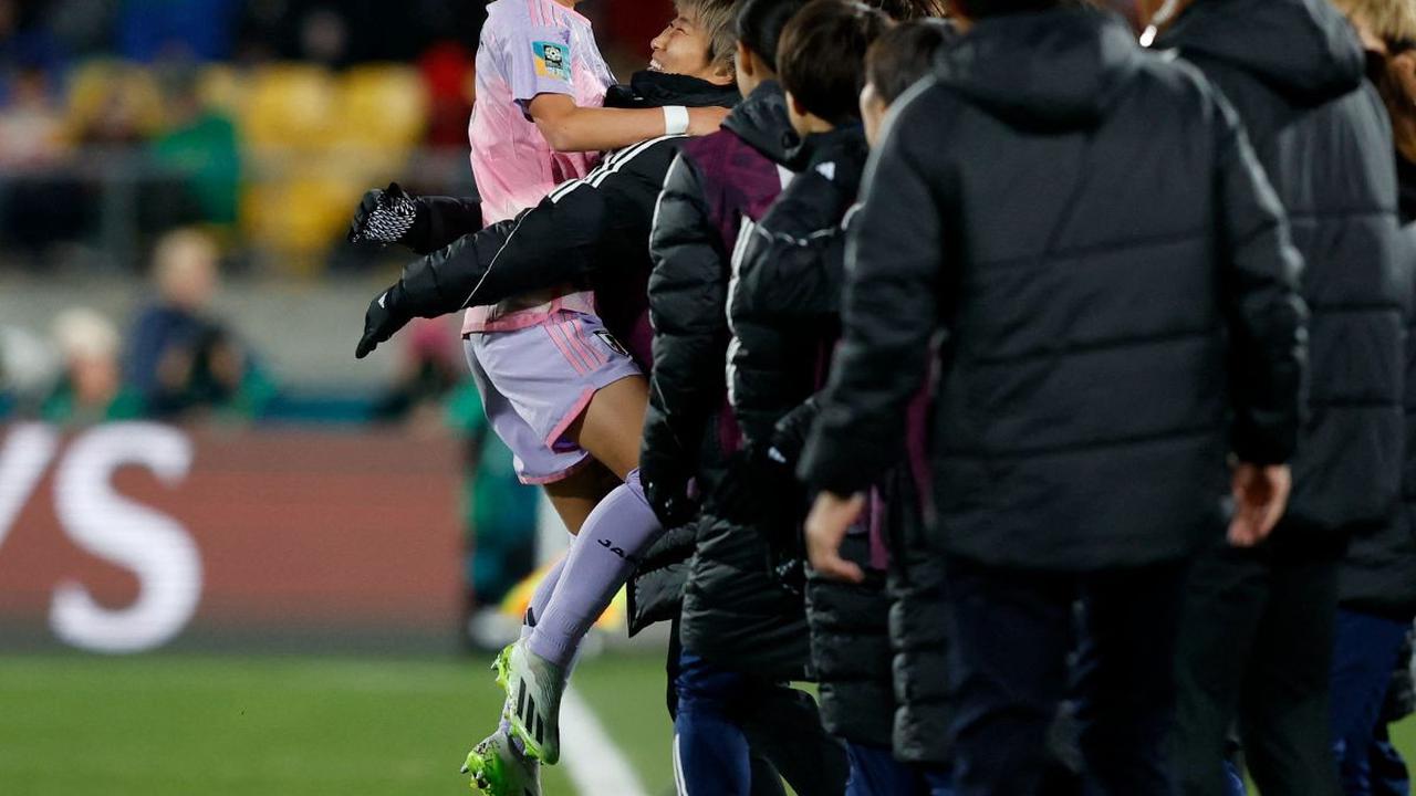 Momen Hinata Miyazawa saat merayakan gol pertama dengan rekan setimnya setelah gol bunuh diri yang dicetak oleh pemain Norwegia, Ingrid Syrstad Engen.